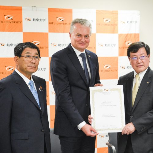 G. Nausėdai – Japonijos universiteto garbės daktaro laipsnis  © R. Dačkaus / Prezidentūros nuotr.