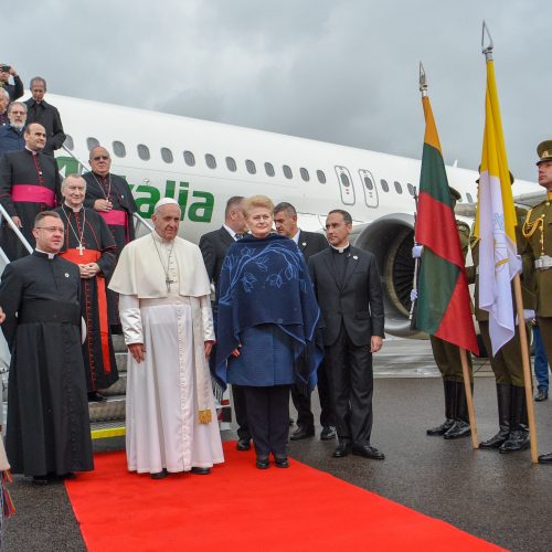 Popiežiaus lėktuvas nusileido Vilniuje  © Prezidento kanceliarijos, I Gelūno / BFL nuotr.