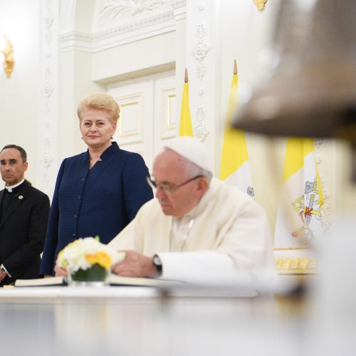 Popiežius užsuko į Prezidentūrą  © Prezidento kanceliarijos nuotr.