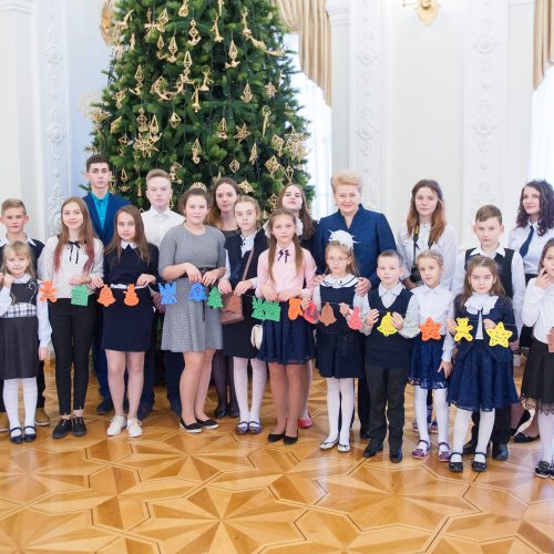 Prezidentė su vaikais puošė eglę  © R. Dačkaus / Prezidentūros nuotr.