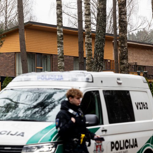 Prie L. Volkovo namų dirba policijos pareigūnai  © P. Peleckio / BNS nuotr.