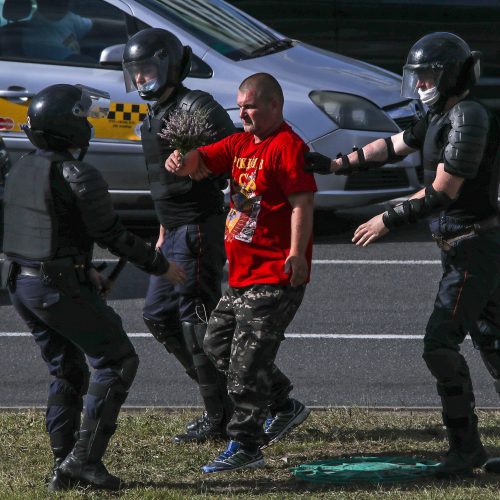 Baltarusijoje žmonės ir toliau reiškia nepasitenkinimą valdžia protestuodami  © 