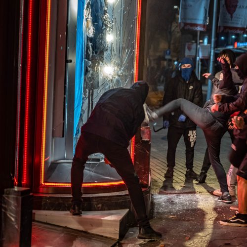 Barselonoje – policijos ir demonstrantų susirėmimai dėl reperio arešto  © Scanpix nuotr.