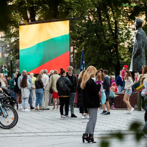 „Tautiškos giesmės“ giedojimas Vinco Kudirkos aikštėje  © Ž. Gedvilos / BNS nuotr.