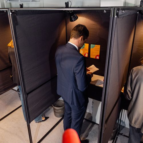 Tęsiamas balsavimas iš anksto renkant prezidentą, pilietybės referendume  © I. Gelūno / BNS nuotr.