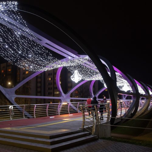 Jonaviečiai miesto eglę pasiekia magišku Kalėdų tiltu  © A. Reipos, V. Kalpoko nuotr.