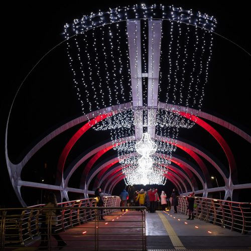 Jonaviečiai miesto eglę pasiekia magišku Kalėdų tiltu  © A. Reipos, V. Kalpoko nuotr.