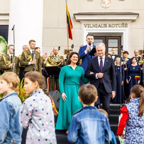 „Tautiškos giesmės“ giedojimas Vinco Kudirkos aikštėje  © Ž. Gedvilos / BNS nuotr.