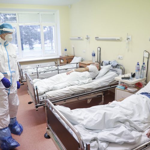 Respublikinės Šiaulių ligoninės medikai gelbėja COVID-19 sergančiųjų gyvybes  © M. Morkevičiaus / ELTOS nuotr.