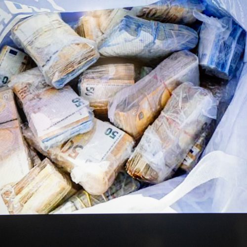 Kauno pareigūnai sulaikė stambią grynųjų pinigų kontrabandą  © Justinos Lasauskaitės, Kauno policijos nuotr.