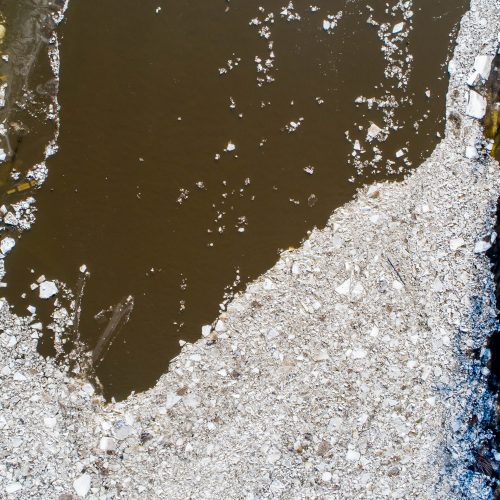 Neryje, ties Žvėrynu, susiformavo ledų sangrūdos  © I. Gelūno / Fotobanko nuotr.