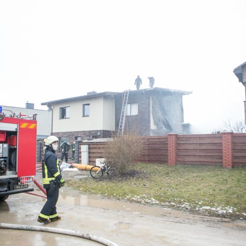 Aleksote užsiliepsnojo namas  © Vilmanto Raupelio nuotr.