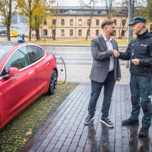 Lietuvos kelių policijos tarnybai perduotas „Tesla“ automobilis   © I. Gelūno / Fotobanko nuotr.