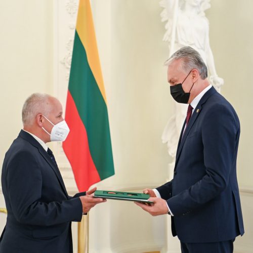 Prezidentas įteikė valstybinius apdovanojimus tėvams ir globėjams  © R. Dačkaus / Prezidentūros nuotr.