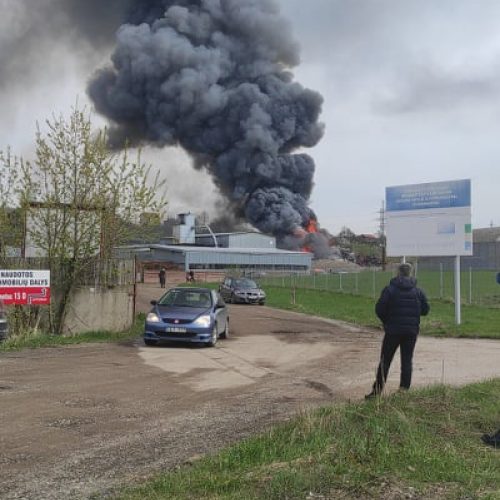 Didžiulis gaisras Kaune – atvira liepsna degė metalo krūva  © Justinos Lasauskaitės, skaitytojų, redakcijos nuotr.