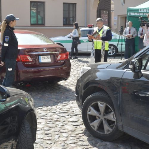 Neeilinis policijos reidas Rotušės aikštėje  © L. Chardino/Kauno policijos nuotr.