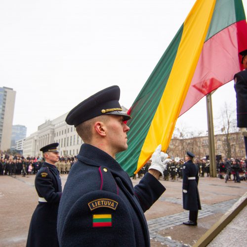 Valstybės vėliavos pakėlimo ceremonija Nepriklausomybės aikštėje  © D. Labučio (ELTA), I. Gelūno (BNS) nuotr.