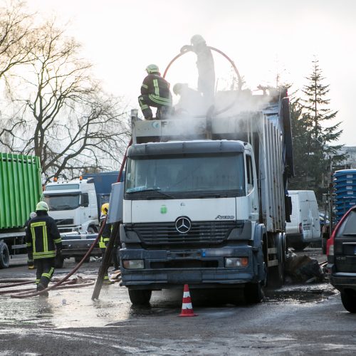 Gaisras bendrovės „Ekonovus“ teritorijoje   © Vilmanto Raupelio nuotr.