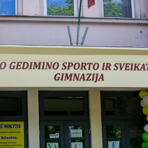 Kaune pro gimnazijos langą iškrito nepilnametis  © Vilmanto Raupelio nuotr.