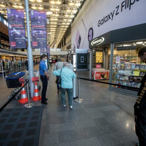 Kauno prekybos centruose tikrinami galimybių pasai  © Justinos Lasauskaitės, Vilmanto Raupelio nuotr.