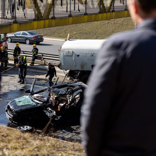 Vilniuje susidūrė trys transporto priemonės: žuvo BMW vairuotojas  © Ž. Gedvilos/BNS nuotr.