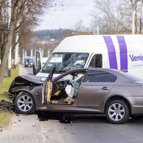BMW ir „Venipak“ mikroautobuso avarija Vilniuje  © I. Gelūno/BNS nuotr.