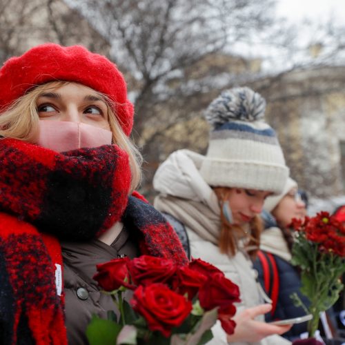 Rusijoje protestuodamos moterys Valentino dienos proga formavo žmonių grandines  © Scanpix nuotr.
