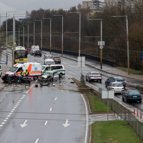 Tragiška avarija Vilniuje ant Valakupių tilto   © P. Paleckio/BNS nuotr.