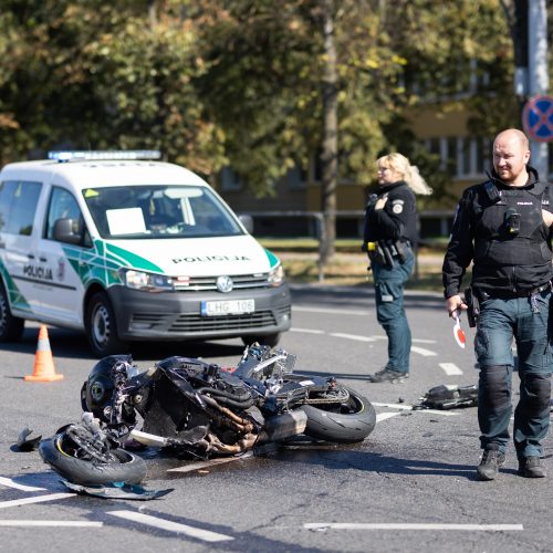 Vilniuje – motociklo ir BMW avarija    © L. Balandžio/BNS nuotr.