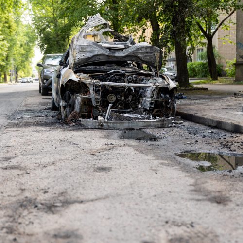 A. Mickevičiaus g. naktį sudegę automobiliai  © Ž. Gedvilos/BNS nuotr.