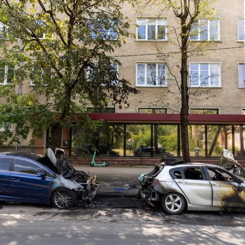 A. Mickevičiaus g. naktį sudegę automobiliai  © Ž. Gedvilos/BNS nuotr.