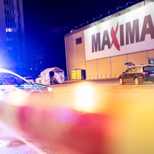 Dėl pranešimo apie sprogmenį evakuota Pramonės pr. „Maxima“  © Justinos Lasauskaitės nuotr.