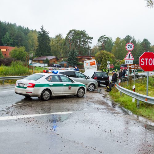 Autobuso ir dviejų lengvųjų automobilių avarija Kačerginėje  © Laimio Steponavičiaus nuotr.