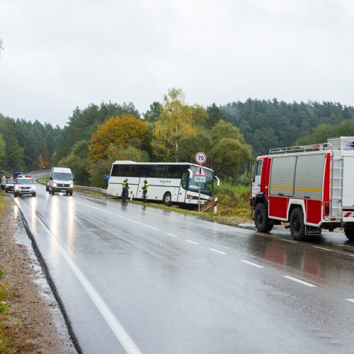 Autobuso ir dviejų lengvųjų automobilių avarija Kačerginėje  © Laimio Steponavičiaus nuotr.