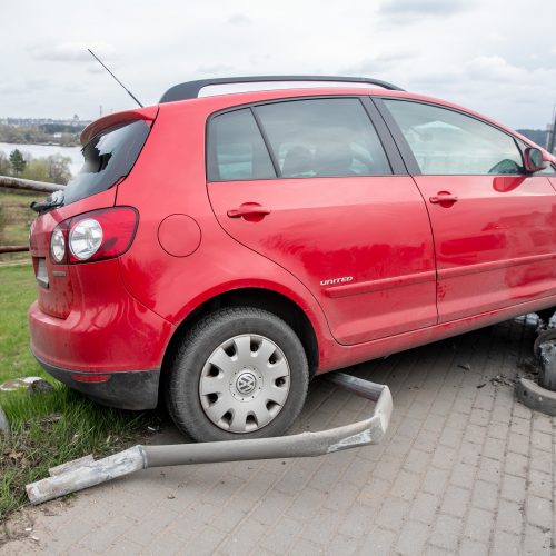 Kaune ant atitvaro pavojingai pakibo moters vairuojamas „Volkswagen“  © Justinos Lasauskaitės nuotr.