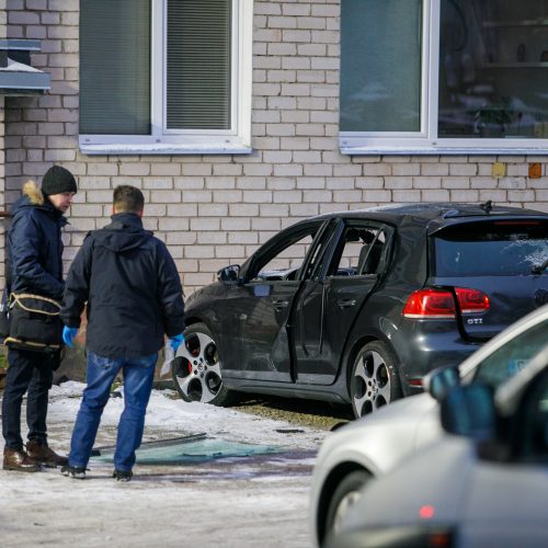 Kaune, daugiabučio kieme, sprogo „VW Golf“  © E. Ovčarenko/BNS, Justinos Lasauskaitės nuotr.