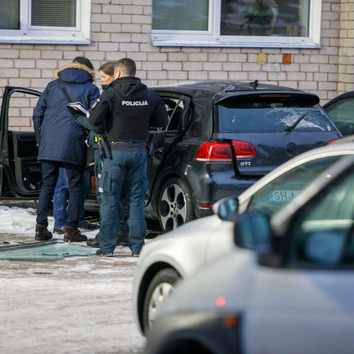 Kaune, daugiabučio kieme, sprogo „VW Golf“  © E. Ovčarenko/BNS, Justinos Lasauskaitės nuotr.