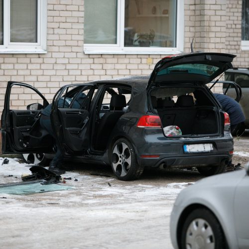 Kaune, daugiabučio kieme, sprogo „VW Golf“  © E. Ovčarenko/BNS, Justinos Lasauskaitės nuotr.