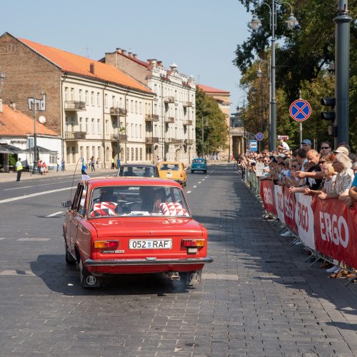 Senovinių automobilių žygis Baltijos keliui paminėti  © Luko Kodžio nuotr.