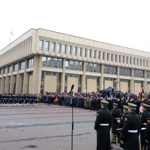 Valstybės vėliavos pakėlimo ceremonija Nepriklausomybės aikštėje  © D. Labučio (ELTA), I. Gelūno (BNS) nuotr.