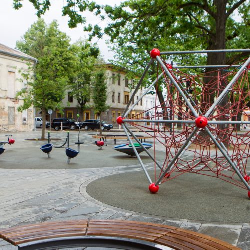 Vandalai nuniokojo centre esančią vaikų žaidimo aikštelę  © Laimio Steponavičiaus nuotr.