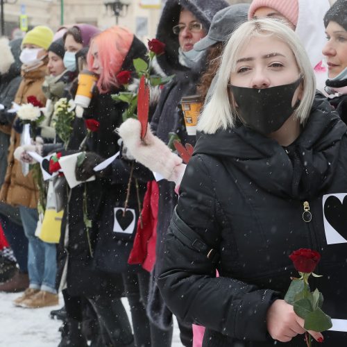 Rusijoje protestuodamos moterys Valentino dienos proga formavo žmonių grandines  © Scanpix nuotr.