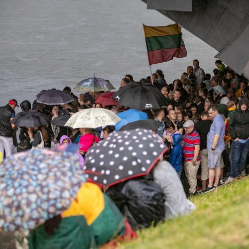 Neries krantinėse Vilniuje – tūkstančiai vėliavų ir „Tautiška giesmė“  © S. Žiūros nuotr.