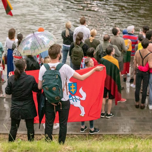 Neries krantinėse Vilniuje – tūkstančiai vėliavų ir „Tautiška giesmė“  © S. Žiūros nuotr.