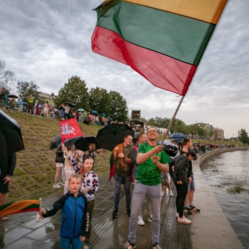 Neries krantinėse Vilniuje – tūkstančiai vėliavų ir „Tautiška giesmė“  © S. Žiūros nuotr.