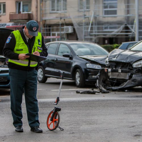 Avarija Savanorių ir Taikos prospektų sankryžoje  © Laimio Steponavičiaus nuotr.