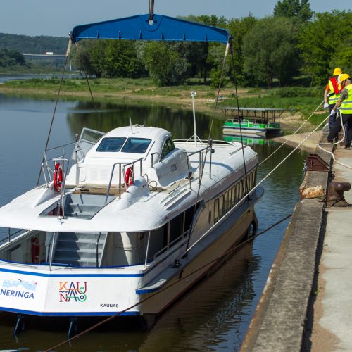 Legendinė greitaeigė „Raketa“ nuleista į Nemuną  © Laimio Steponavičiaus nuotr.