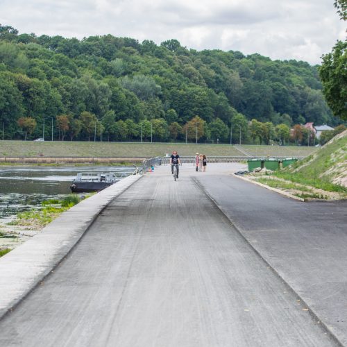 Nuo dviračių tako nuimtas asfaltas  © Laimio Steponavičiaus nuotr.
