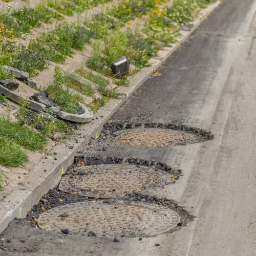 Nuo dviračių tako nuimtas asfaltas  © Laimio Steponavičiaus nuotr.