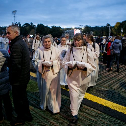 Žmonės rinkosi į šv. Mišias Santakoje  © Vilmanto Raupelio nuotr.